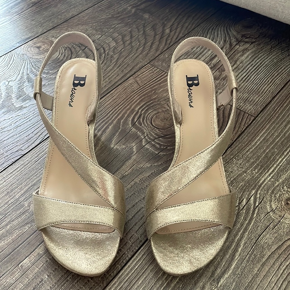 Leather sandal with heel